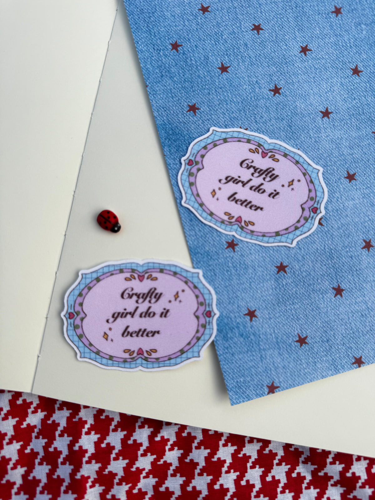 Crafty girl do it better Sticker avec reflet